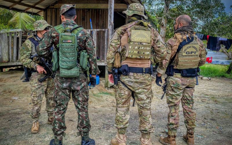 Em meio a tensões, Exércitos do Brasil, da França e Policiais